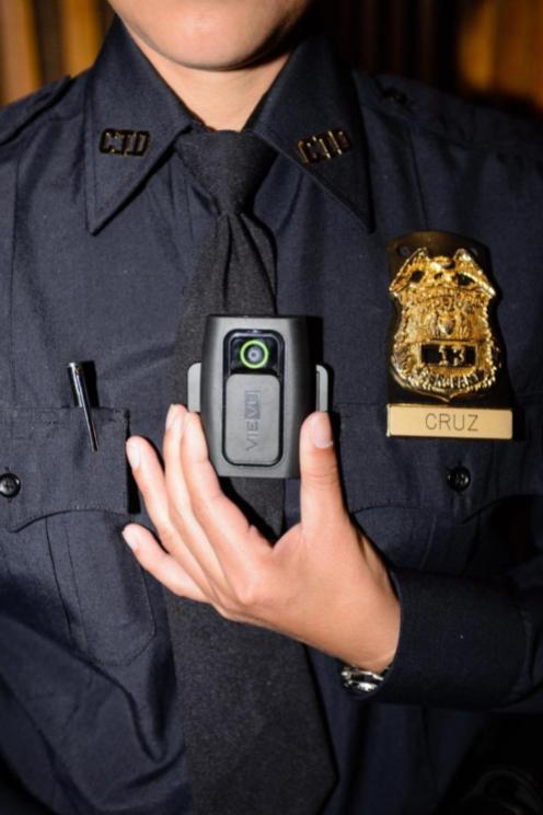 Na sua gestão, os policiais da NYPD passaram a utilizar câmeras corporais